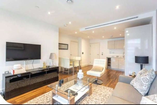 Stunning one bedroom apartment set within Altitude Point, Aldgate E1. Comprising a bright, spacious living area with full height and length windows. - Photo 1