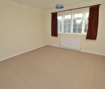 3 bedroom detached bungalow to rent - Photo 3