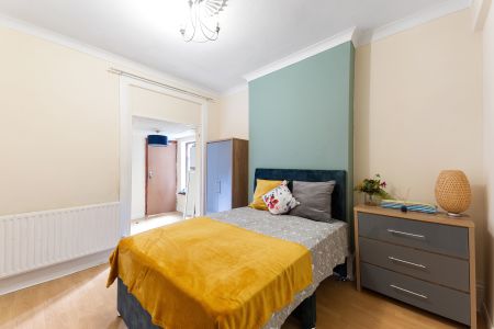 🌺 5 MINS TO TURNPIKE LANE - ALL BILLS & CLEANER 🌺 Room 1 - Photo 4