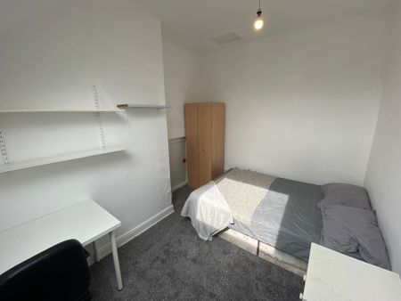 3 bedroom flat to rent - Photo 3