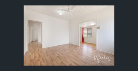 TIDY, BRIGHT HOME IN A SOUGHT AFTER LOCATION! - Photo 2