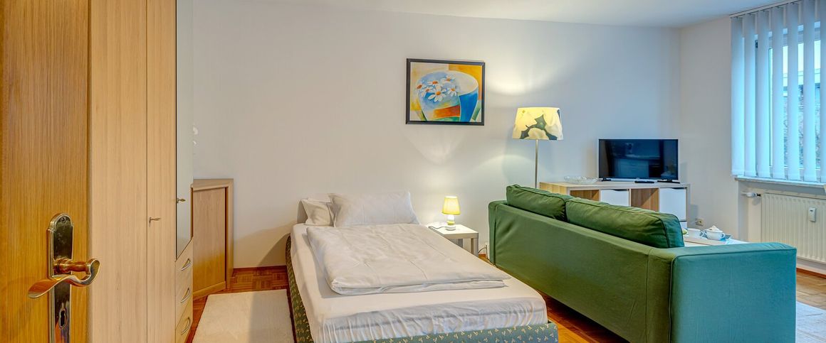 Spacious apartment near U-Bahn U2/U7 Untersbergstraße - Foto 1