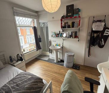 Lovely Double Room With Private Shower - Photo 4