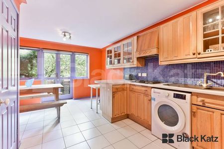 Triplex house + office,garden, two balconies & stunning views of Greenland Dock - Photo 4