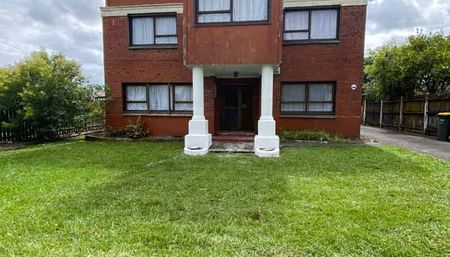 DRURY, 5 BEDROOMS - Photo 3