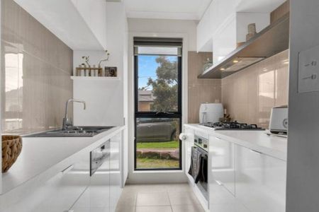 Splendid 4Br Townhouse in St Albans! - Photo 2