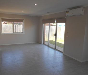 STUNNING TOWNHOUSE (Only 2 on the block!) - INCLUDING GARDENING! - Photo 1