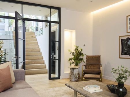 5 bedroom end of terrace house to rent - Photo 2