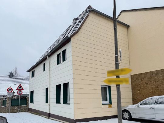 Solides, unterkellertes Einfamilienhaus mit optionalem Stellplatz zur Miete! - Photo 1