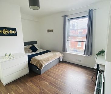 Fantastic 5 double Bedroom student house just off Ecclesall Road - Photo 1