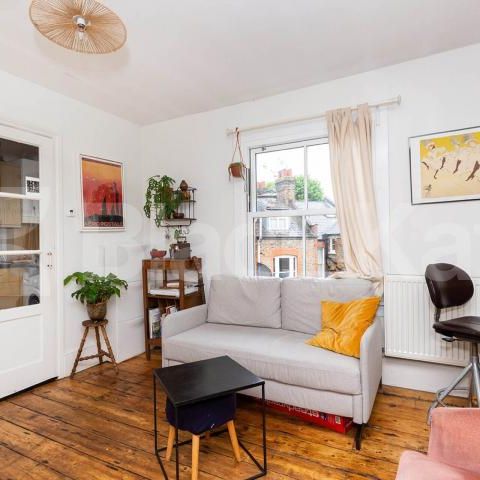 Split level 1 bedroom on a residential street in Highbury - Photo 1