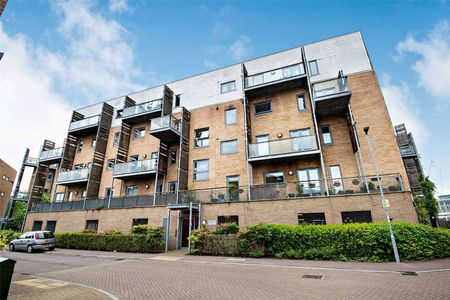 Two bedroom first floor apartment with allocated parking - Photo 5