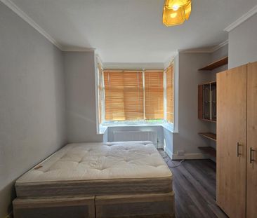 Collingwood Road, Mitcham CR4, London - Photo 2