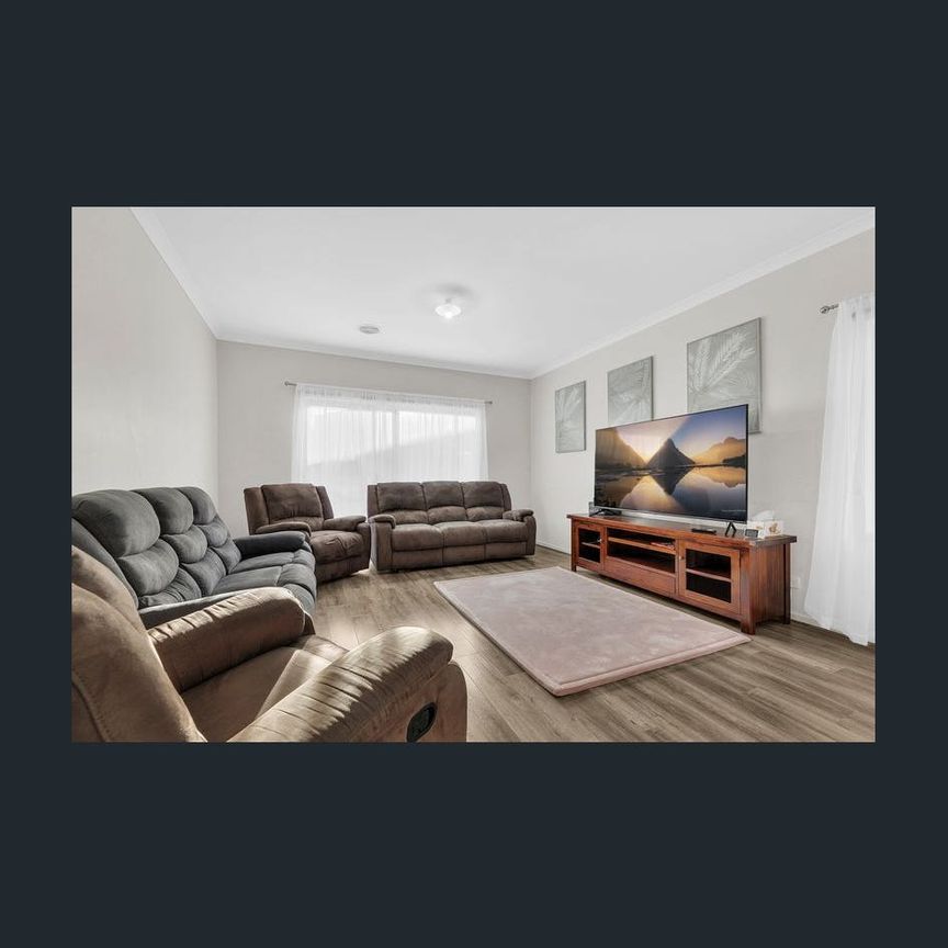 Spacious 5-Bedroom Family Home in a Convenient Craigieburn Location!!! - Photo 1