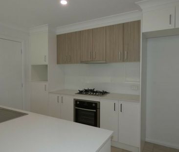 Tidy townhouse living! - Photo 1