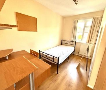 1 bedroom in a house share to rent - Photo 3