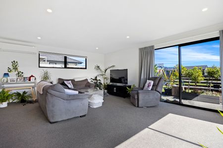 Modern Comfort in Ravenswood - Photo 3