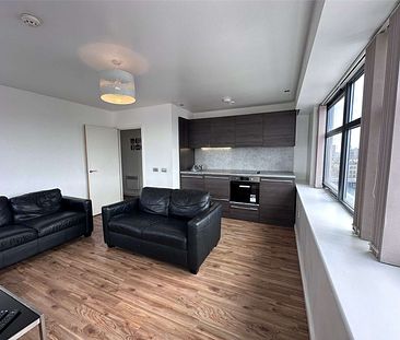 2 Double Bedroom apartment located in the City Centre with an incredible panoramic view of the city. Spacious open plan kitchen and living area with integrated oven. AVAILABLE NOW - Photo 1