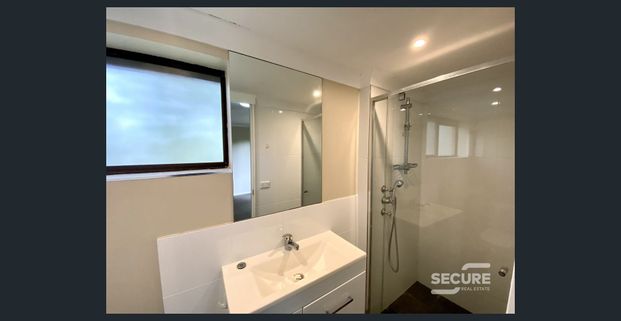 Perfectly Positioned, Spacious Unit. 6 Month lease term. - Photo 1