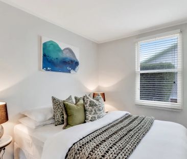 Charming Three-Bedroom Cottage in Quiet Narrabundah Street - Photo 5