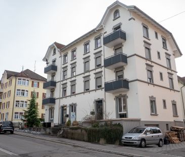 Grosszügige, renovierte 2.5 Zimmer-Wohnung mit Balkon - Photo 2