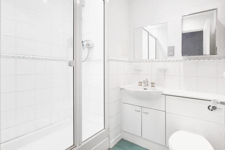 3 bedroom flat to rent - Photo 5