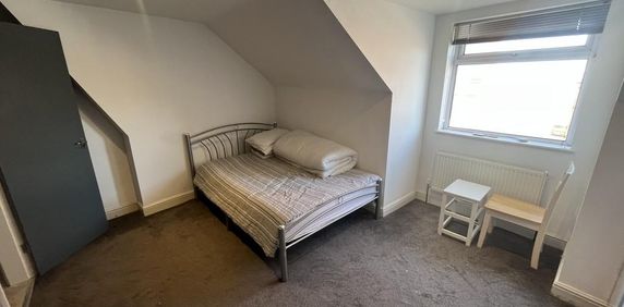 1 bedroom in a house share to rent - Photo 2