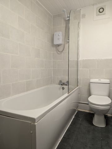 1 Bed Flat, Newton Park Court, LS7 - Photo 2