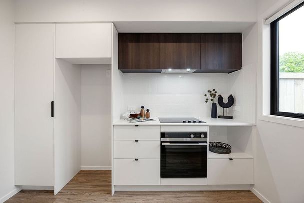 Modern 2-Bedroom, 2-Bathroom Duplex in Leamington - Photo 1