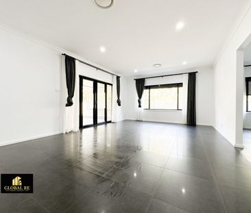 Luxury Living Meets Comfort – Immaculate Family Home in Bonnyrigg - Photo 1