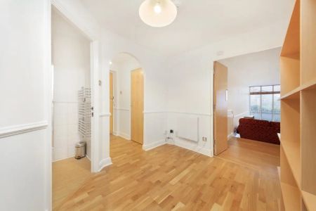 2 bedroom flat in Cotton Row - Photo 5