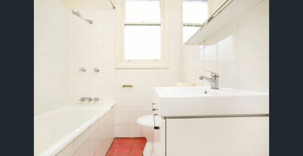 3 BEDROOM FAMILY HOME - WATER USAGE INLCUDED!! - Photo 1