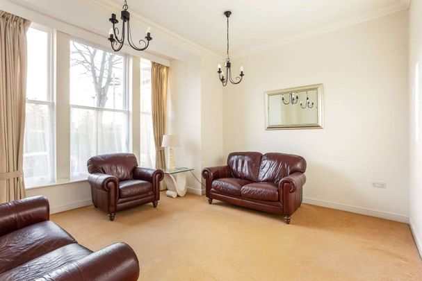 Lovely riverside apartment in a highly sought-after conservation area in the city - AVAILABLE NOW. - Photo 1