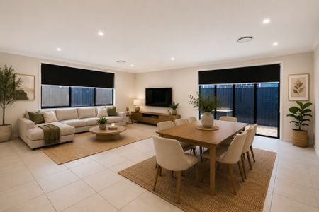 Beautiful 5 Bedroom Home - Walk to Shops! - Photo 2