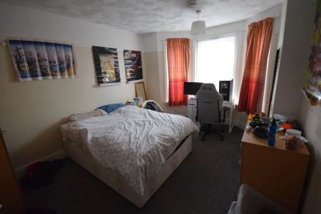 To Rent Markham Road, Winton, Bournemouth, BH9 £2,600 pcm Tenancy Info - Photo 4