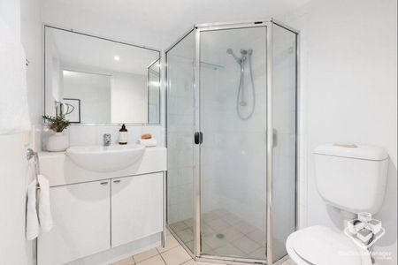 Two bedroom apartment in the heart of Toowong - Photo 5