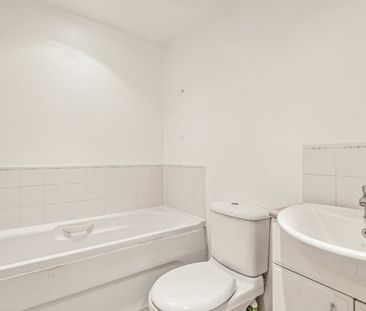Terraced House to rent - Sparkes Close, Bromley, BR2 - Photo 3