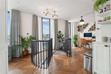 Stunning Penthouse on the 5th/6th floor of this incredible development. Featuring high ceilings and a roof terrace with views over Soho. - Photo 3