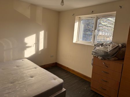 Room in a Shared House, Lansdowne Road, E11 - Photo 2