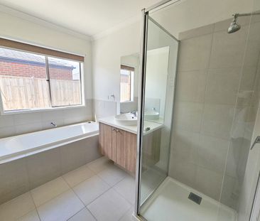 Charming Family Home in Manzeene Estate - Photo 5