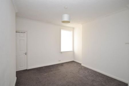 3 bedroom flat to rent - Photo 4