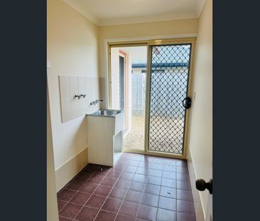 Freshly Updated 4-Bedroom Home with Double Garage – Parkinson - Photo 1