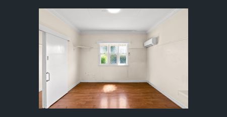 Character and charm in sough-after suburb - Photo 3