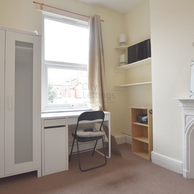 4 Bedroom Mid Terraced House - Photo 1