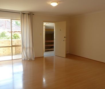 Perfectly located. - Photo 4