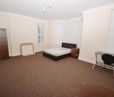 6 bedroom detached house to rent - Photo 3