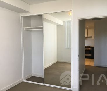 Easy Access to Amenities, walking distance to Merrylands Station. - Photo 1