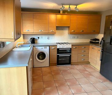 3 bedroom end of terrace house to rent - Photo 2