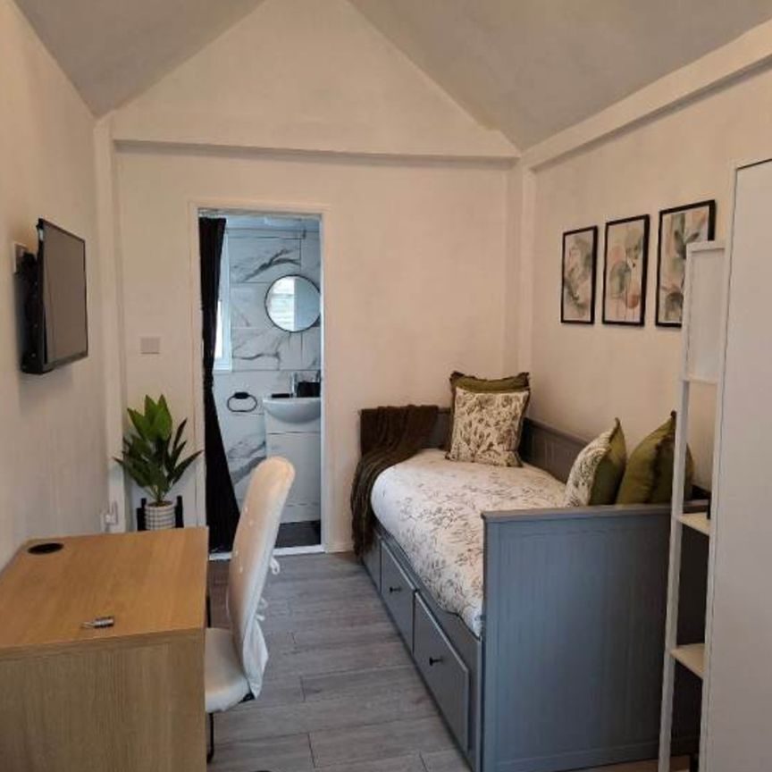 Studio Flat, Overstone Road, LU4 - Photo 1