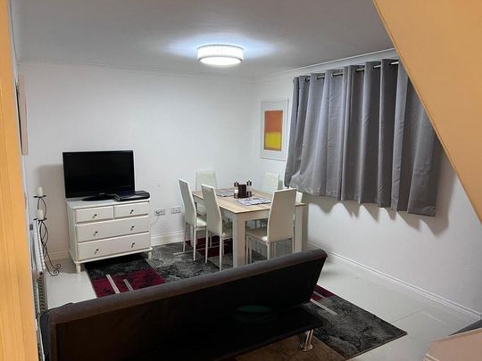 6 bedroom terraced house to rent - Photo 1